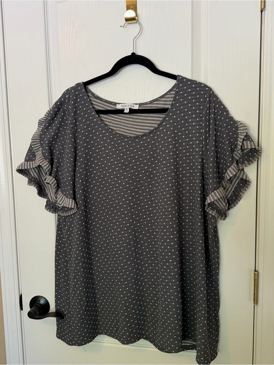 Rose & Olive Tops - Rose & Olive Gray Polka Dot Ruffle Sleeve Top plus size 2x AA104